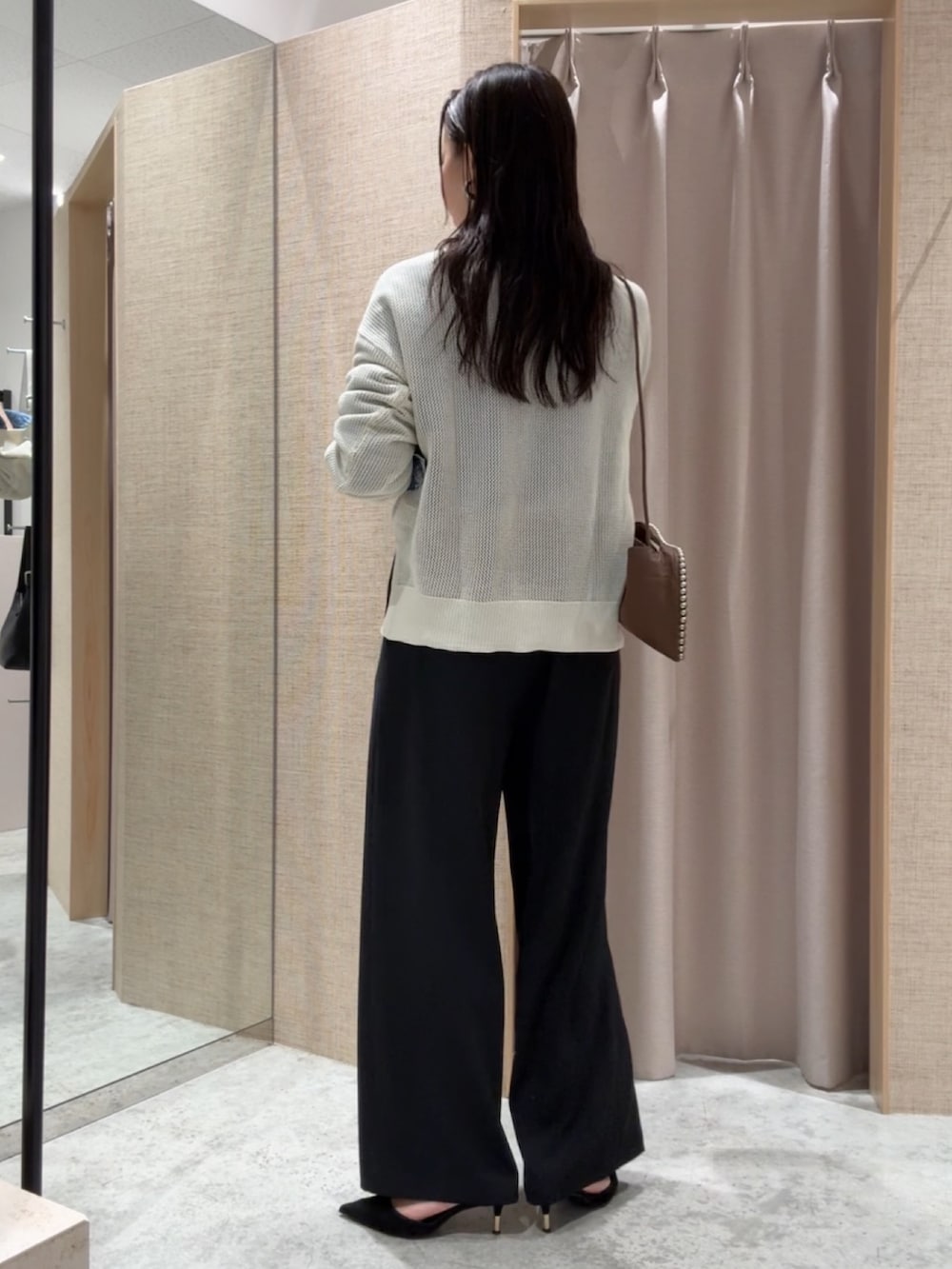 ホワイト系のニット/セーター、ブルー系のシャツ/ブラウス、ブラック系のその他パンツを着用したレディースの春コーディネートの2枚目の写真