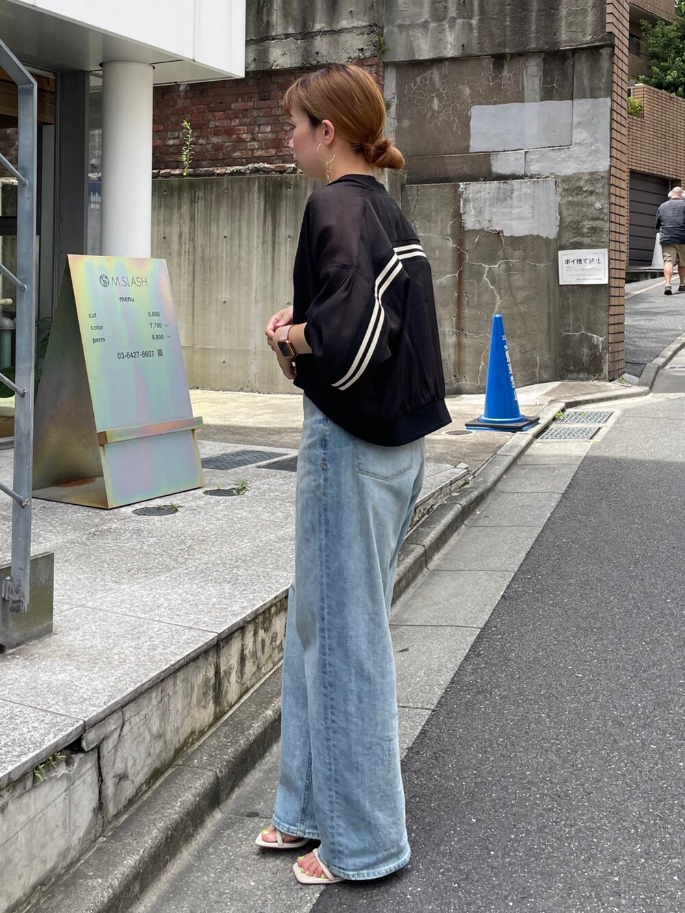 ブラック系のブルゾンを着用したレディースの夏コーディネートの5枚目の写真