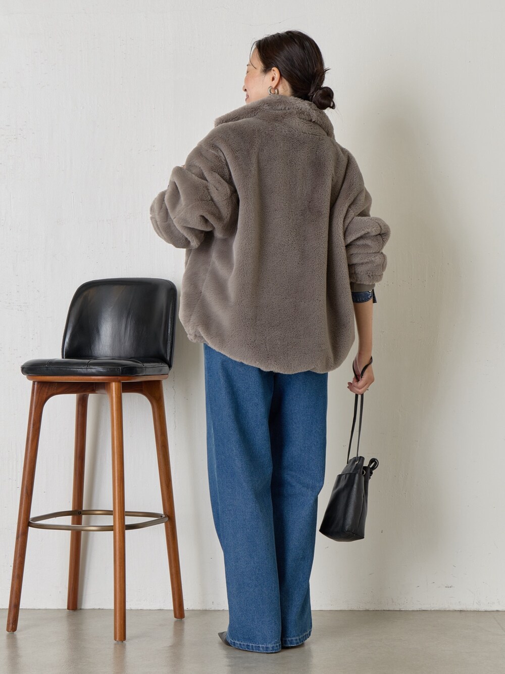 ブラック系のトートバッグ、グレー系のその他アウター、ブルー系のシャツ/ブラウスを着用したレディースの秋コーディネートの3枚目の写真