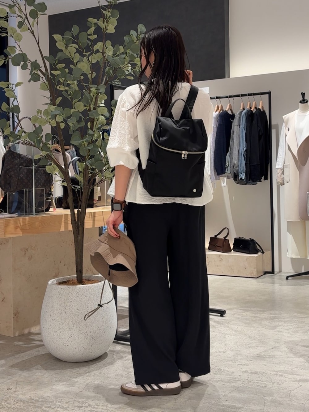 ホワイト系のシャツ/ブラウス、ブラック系のその他パンツを着用したレディースの春コーディネートの3枚目の写真