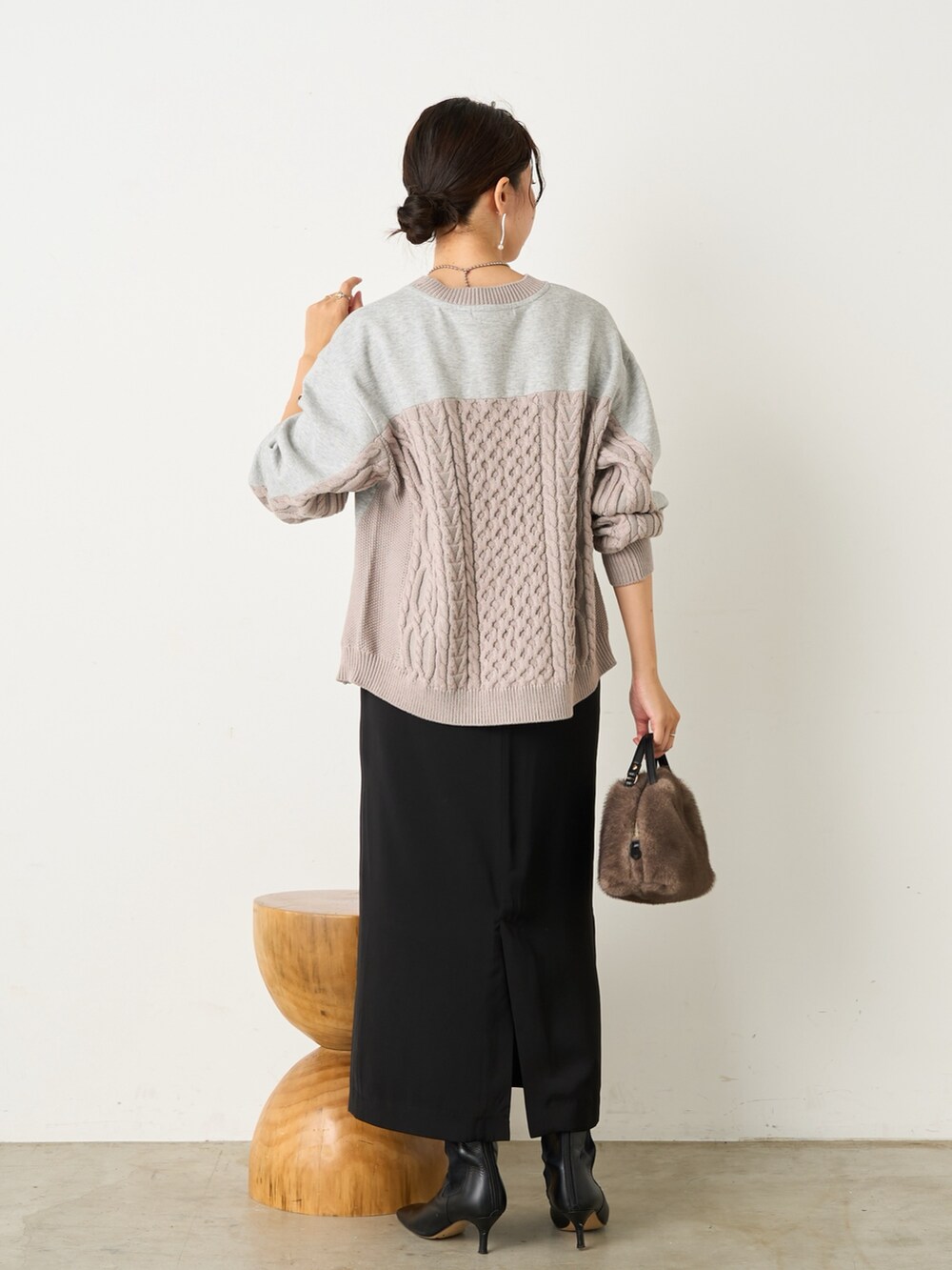 ブラック系のスカート、グレー系のTシャツ/カットソー、グレー系のトートバッグを着用したレディースの秋コーディネートの3枚目の写真