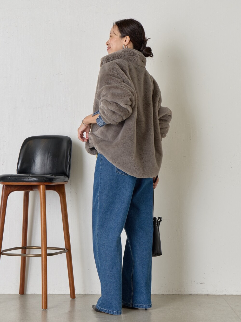 ブラック系のトートバッグ、グレー系のその他アウター、ブルー系のシャツ/ブラウスを着用したレディースの秋コーディネートの2枚目の写真