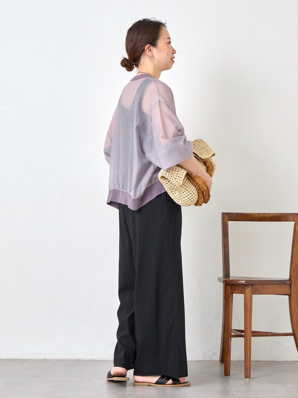 グレー系のカーディガン/ボレロ、ブラック系のその他パンツ、ベージュ系のトートバッグを着用したレディースの夏コーディネートの2枚目の写真