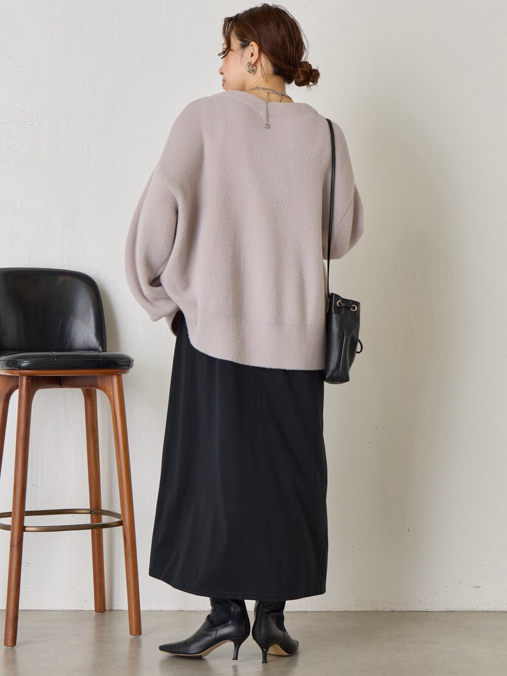 グレー系のカーディガン/ボレロ、ブラック系のトートバッグ、ホワイト系のワンピースを着用したレディースの秋コーディネートの3枚目の写真