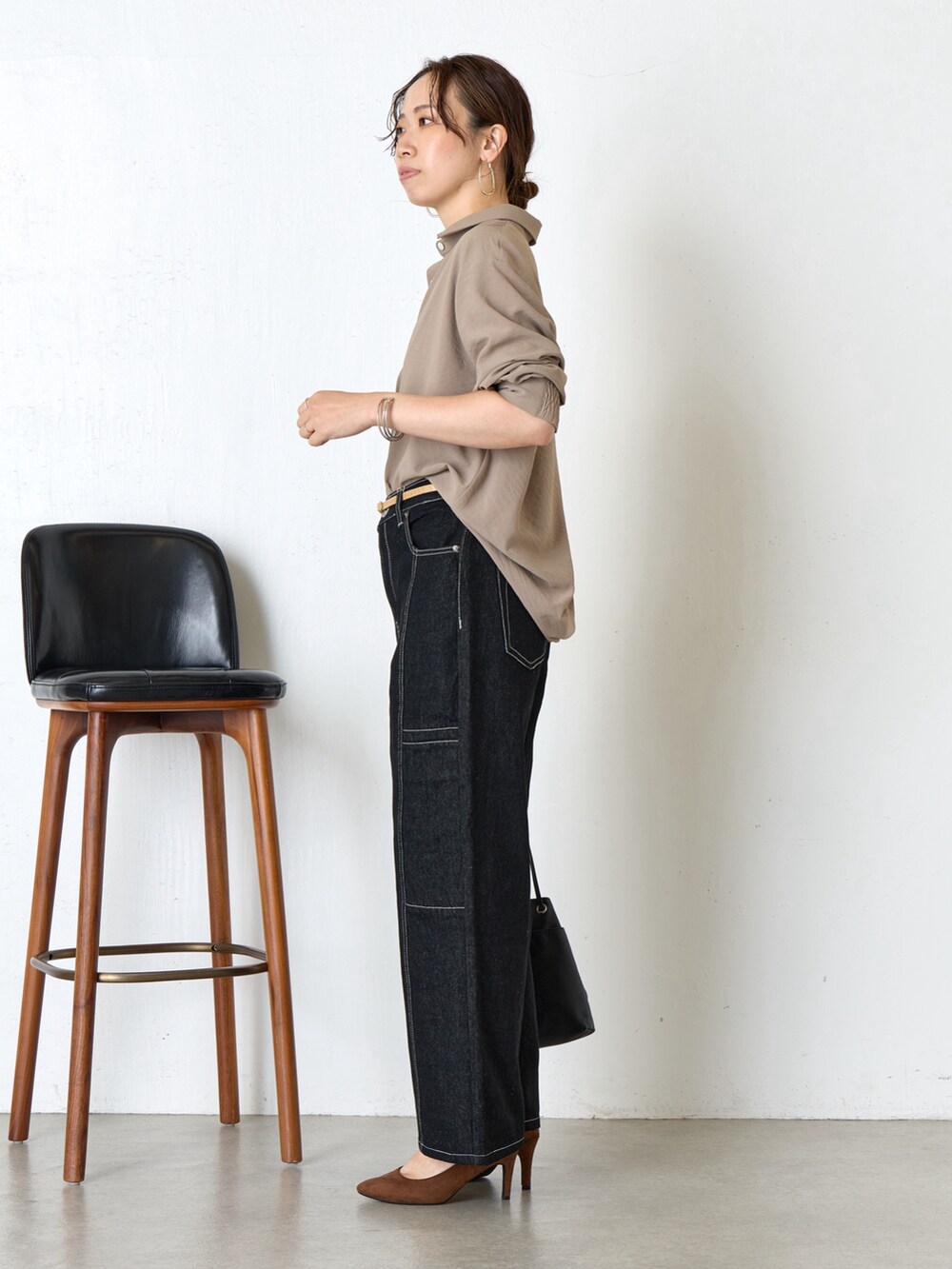 ベージュ系のシャツ/ブラウス、ブラック系のデニムパンツ、ブラック系のトートバッグを着用したレディースの秋コーディネートの2枚目の写真