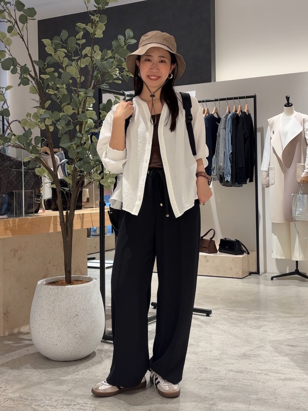 ホワイト系のシャツ/ブラウス、ブラック系のその他パンツを着用したレディースの春コーディネートの2枚目の写真