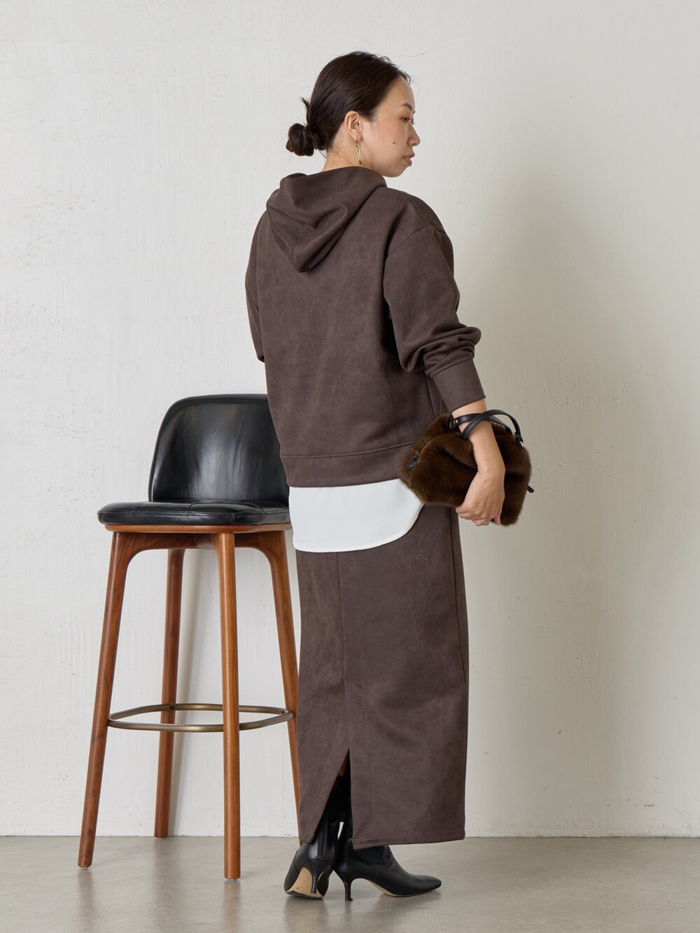 グレー系のワンピース、ブラウン系のトートバッグを着用したレディースの秋コーディネートの3枚目の写真