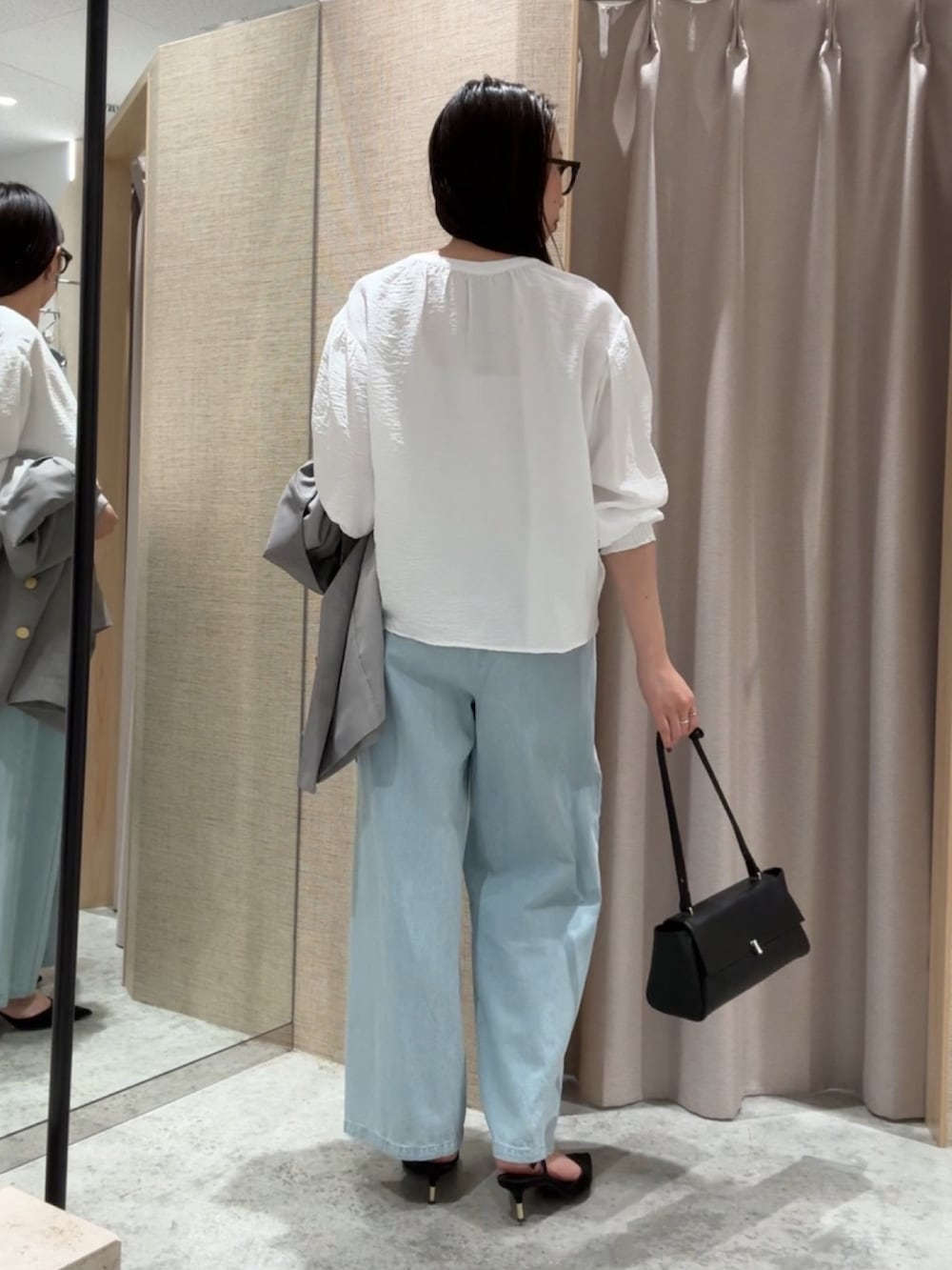 ブルー系のデニムパンツ、ホワイト系のシャツ/ブラウスを着用したレディースの春コーディネートの4枚目の写真