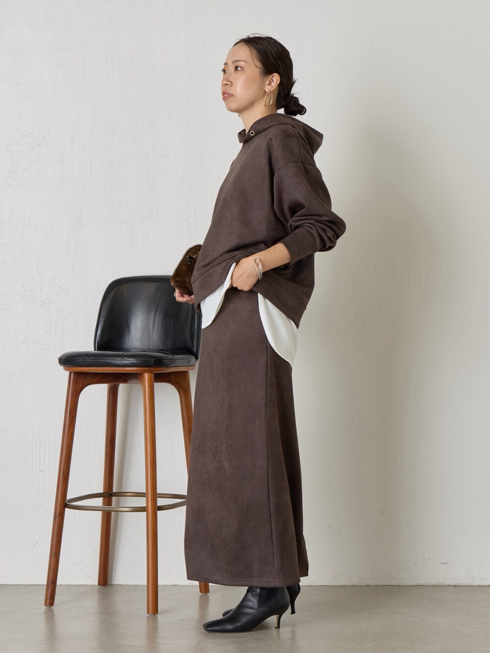 グレー系のワンピース、ブラウン系のトートバッグを着用したレディースの秋コーディネートの2枚目の写真