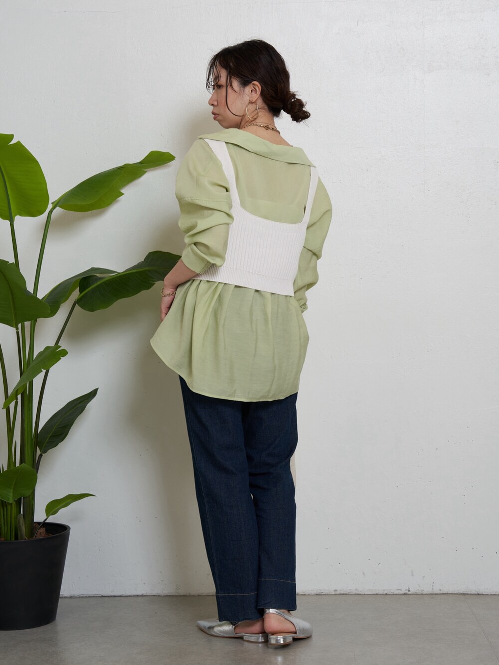 グリーン系のシャツ/ブラウス、ブルー系のデニムパンツ、ブルー系のデニムパンツを着用したレディースの春コーディネートの3枚目の写真