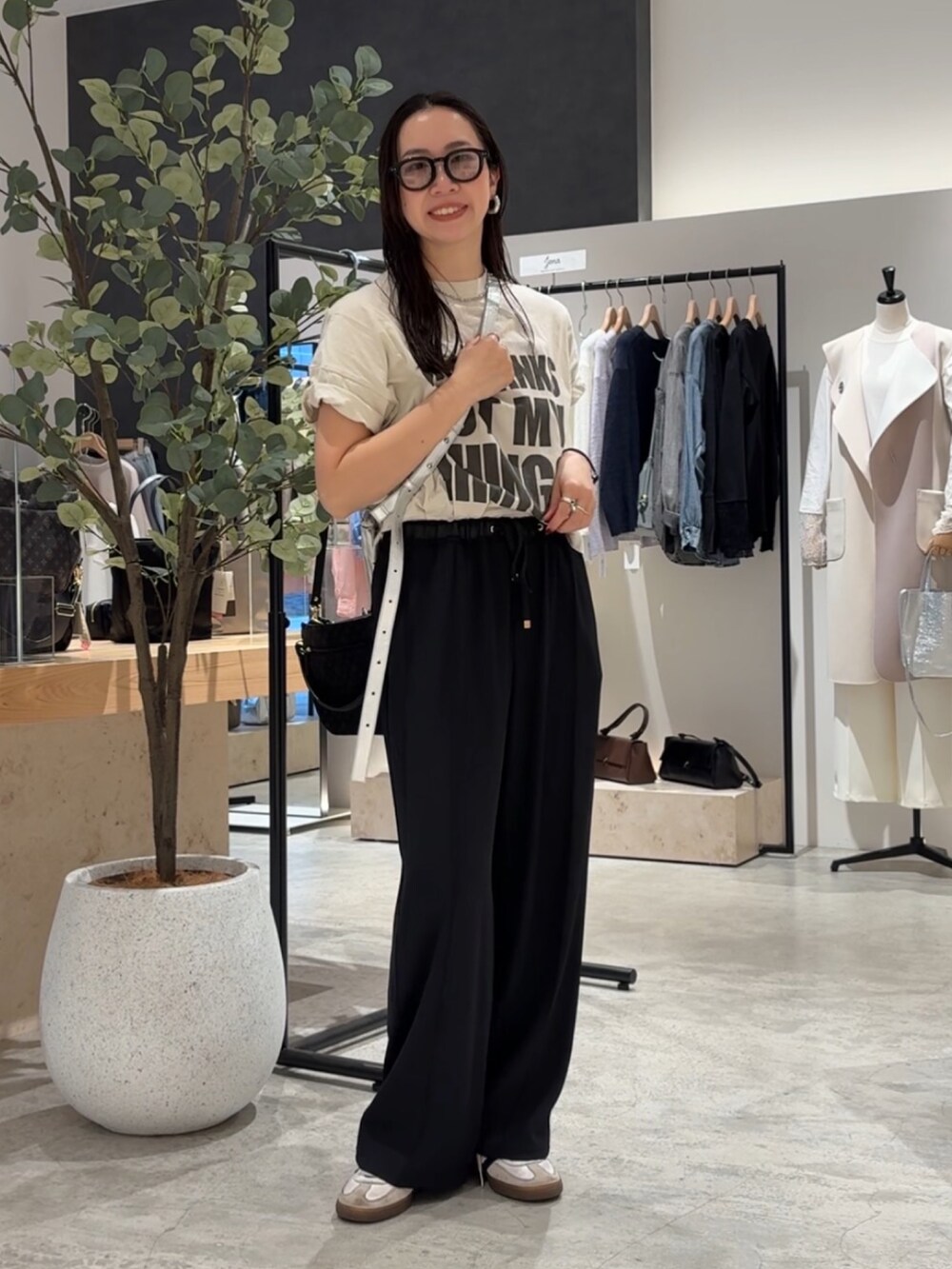 ブラック系のその他パンツを着用したレディースの春コーディネートの2枚目の写真