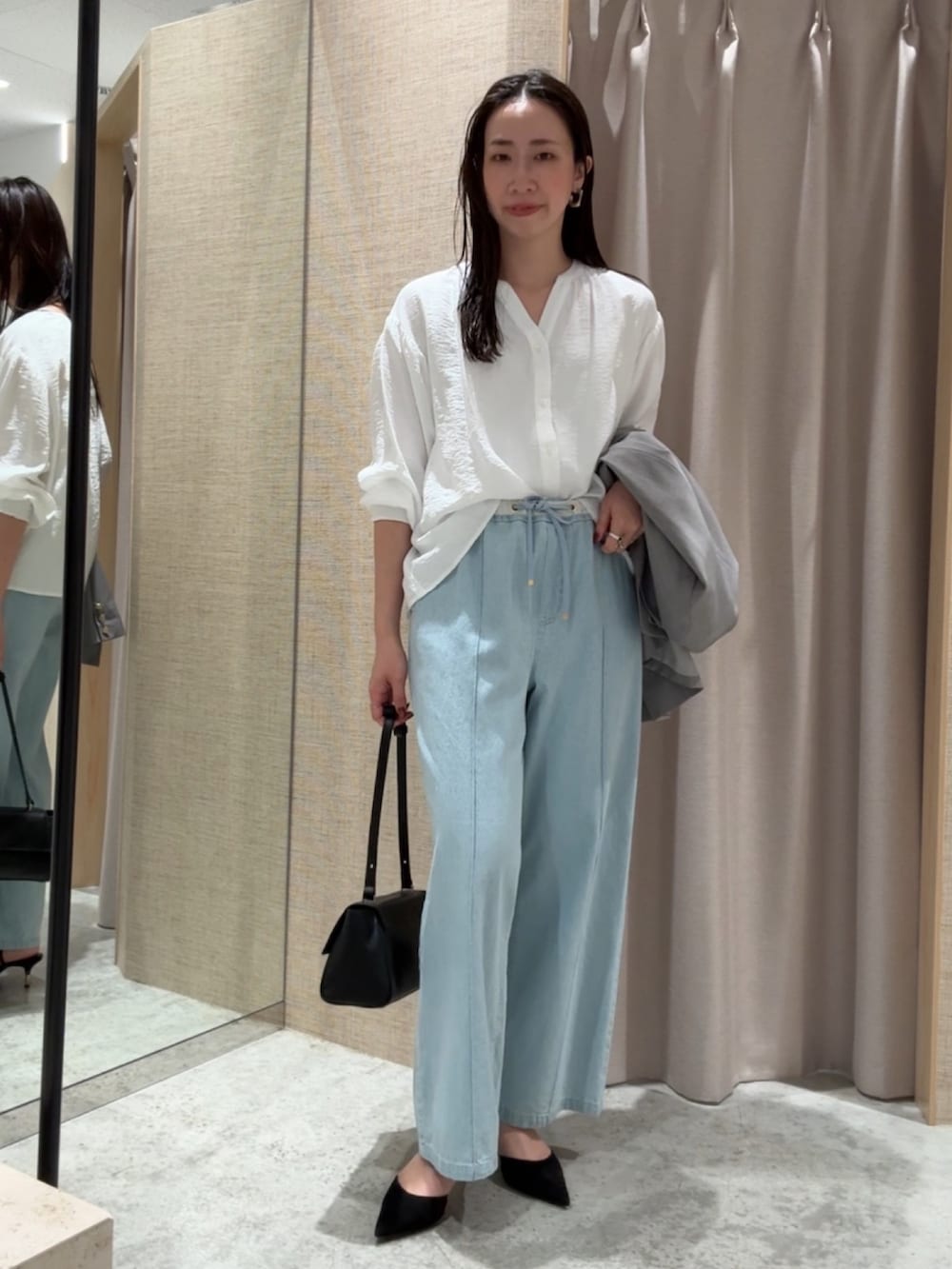 ブルー系のデニムパンツ、ホワイト系のシャツ/ブラウスを着用したレディースの春コーディネートの2枚目の写真