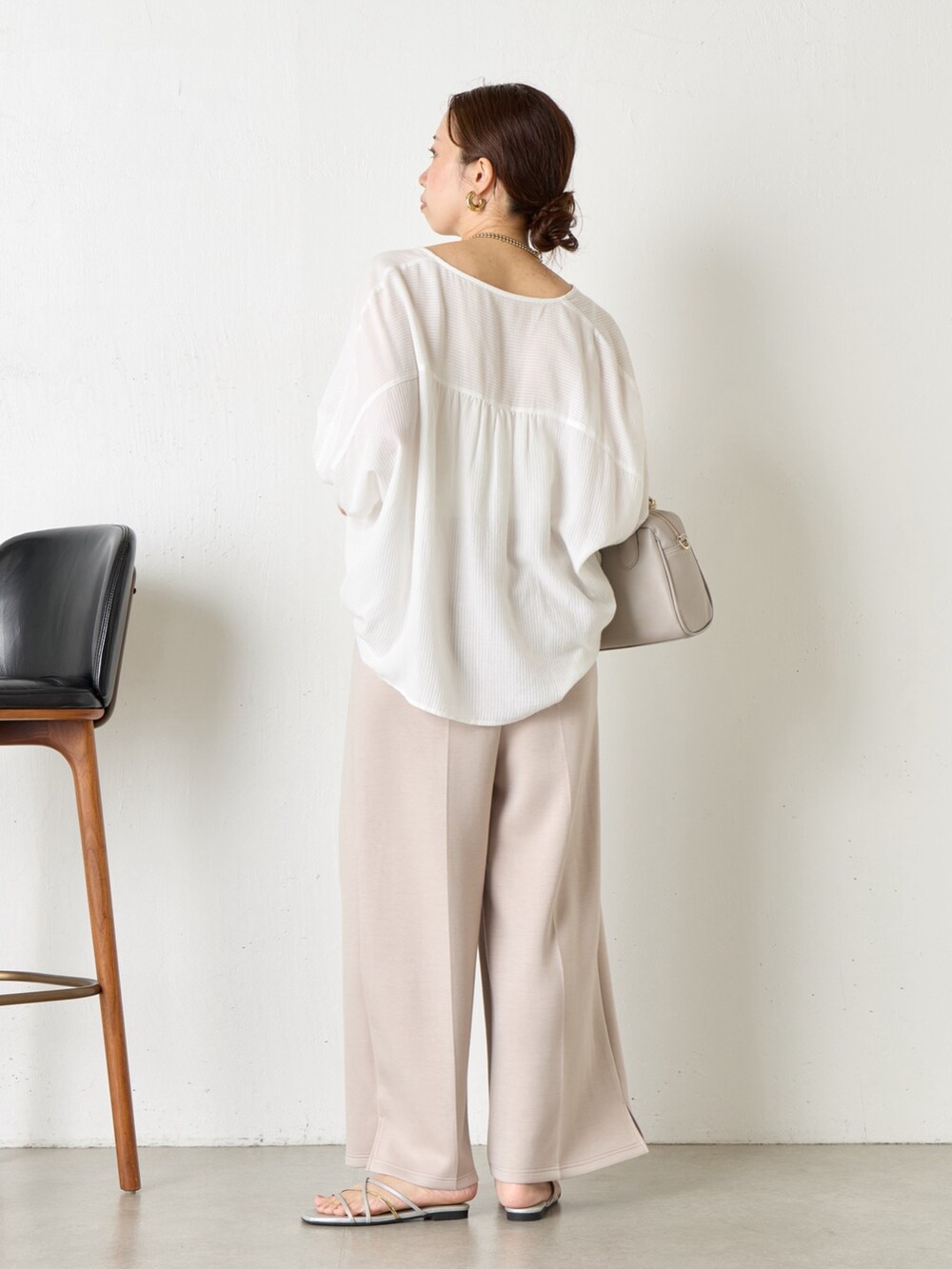 ホワイト系のシャツ/ブラウス、ベージュ系のその他パンツ、グレー系のショルダーバッグを着用したレディースの夏コーディネートの3枚目の写真