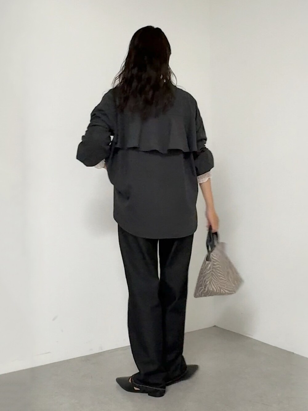 ブラック系のシャツ/ブラウス、ブラック系のデニムパンツ、ブラック系のトートバッグを着用したレディースの秋コーディネートの2枚目の写真