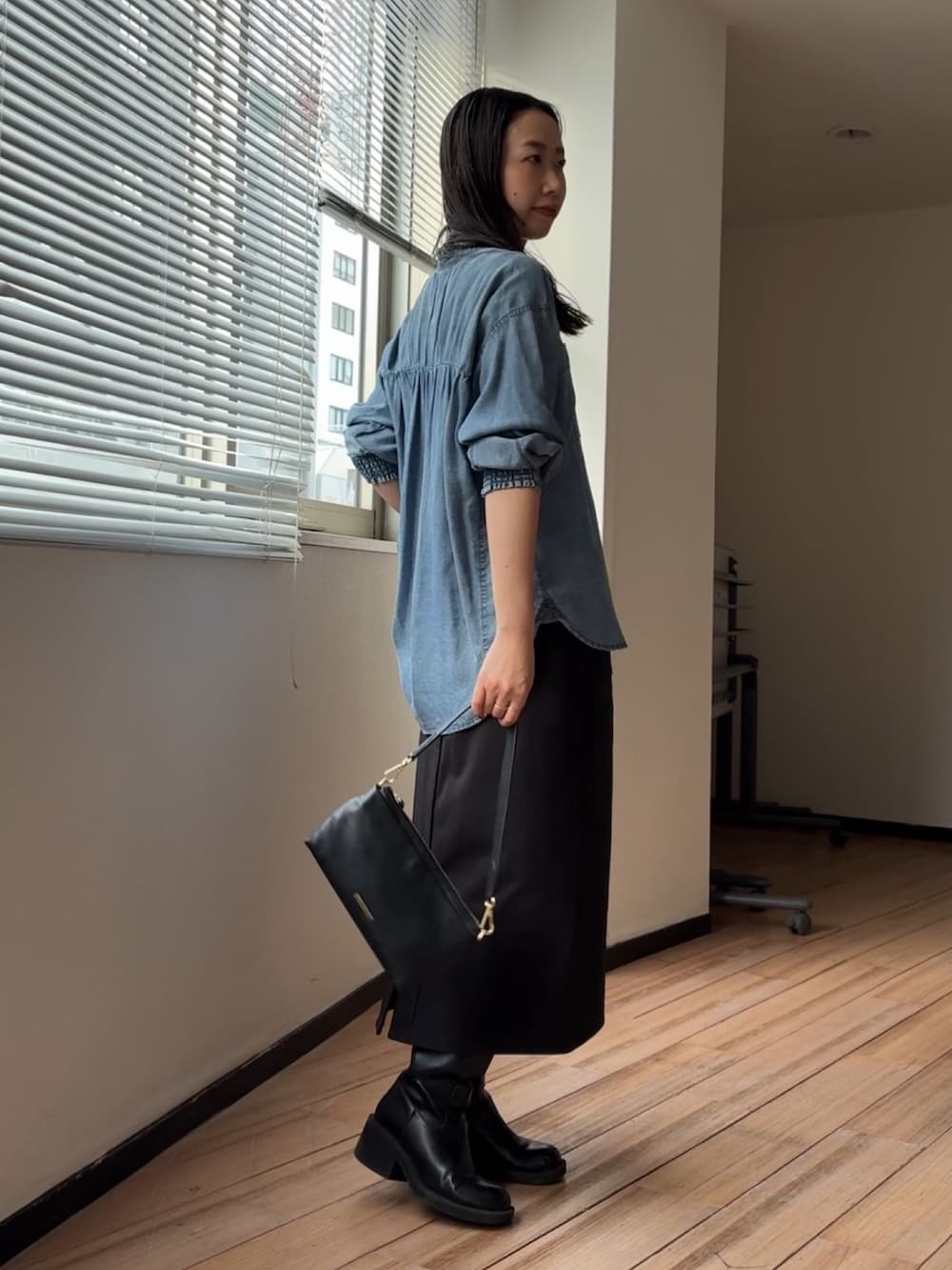 ブルー系のシャツ/ブラウス、ブラック系のスカート、ブラック系のトートバッグを着用したレディースの冬コーディネートの2枚目の写真