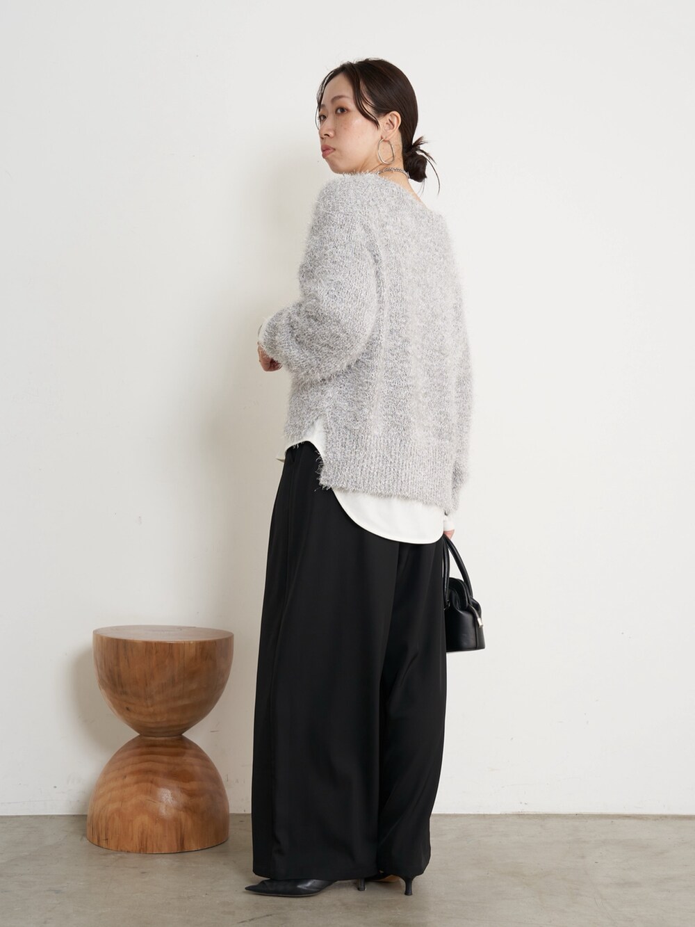 ブラック系のその他パンツ、グレー系のニット/セーター、ホワイト系のシャツ/ブラウスを着用したレディースの秋コーディネートの3枚目の写真