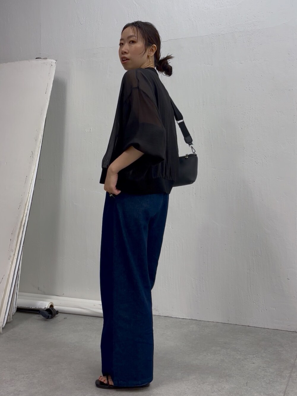 ブラック系のカーディガン/ボレロ、ブラック系のサンダル、ブラック系のショルダーバッグを着用したレディースの夏コーディネートの2枚目の写真