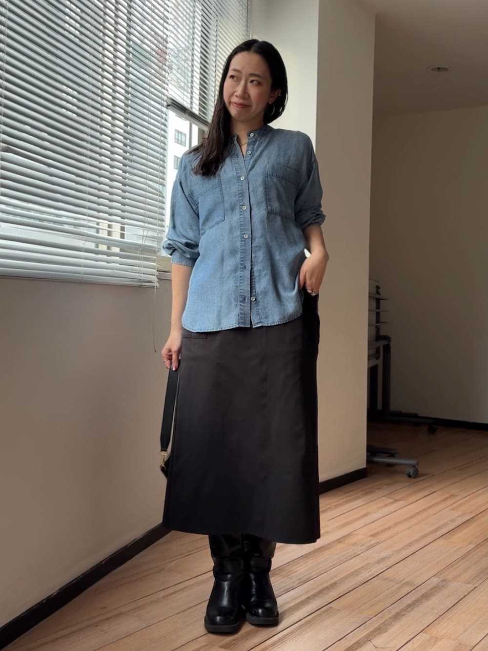 ブルー系のシャツ/ブラウス、ブラック系のスカート、ブラック系のトートバッグを着用したレディースの冬コーディネートの3枚目の写真