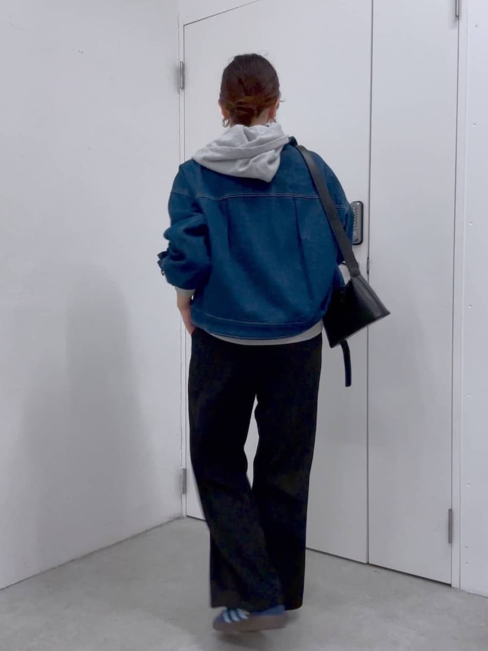 ブラック系のその他パンツ、グレー系のTシャツ/カットソー、ブルー系のデニムジャケットを着用したレディースの春コーディネートの2枚目の写真