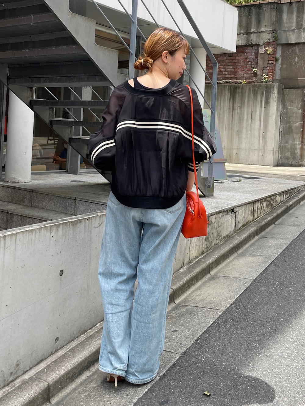 ブラック系のブルゾンを着用したレディースの夏コーディネートの4枚目の写真