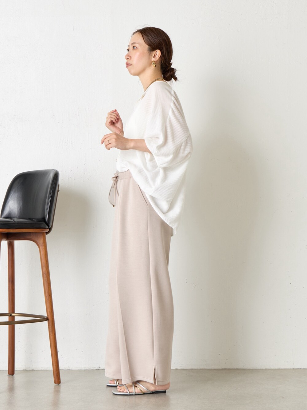 ホワイト系のシャツ/ブラウス、ベージュ系のその他パンツ、グレー系のショルダーバッグを着用したレディースの夏コーディネートの2枚目の写真