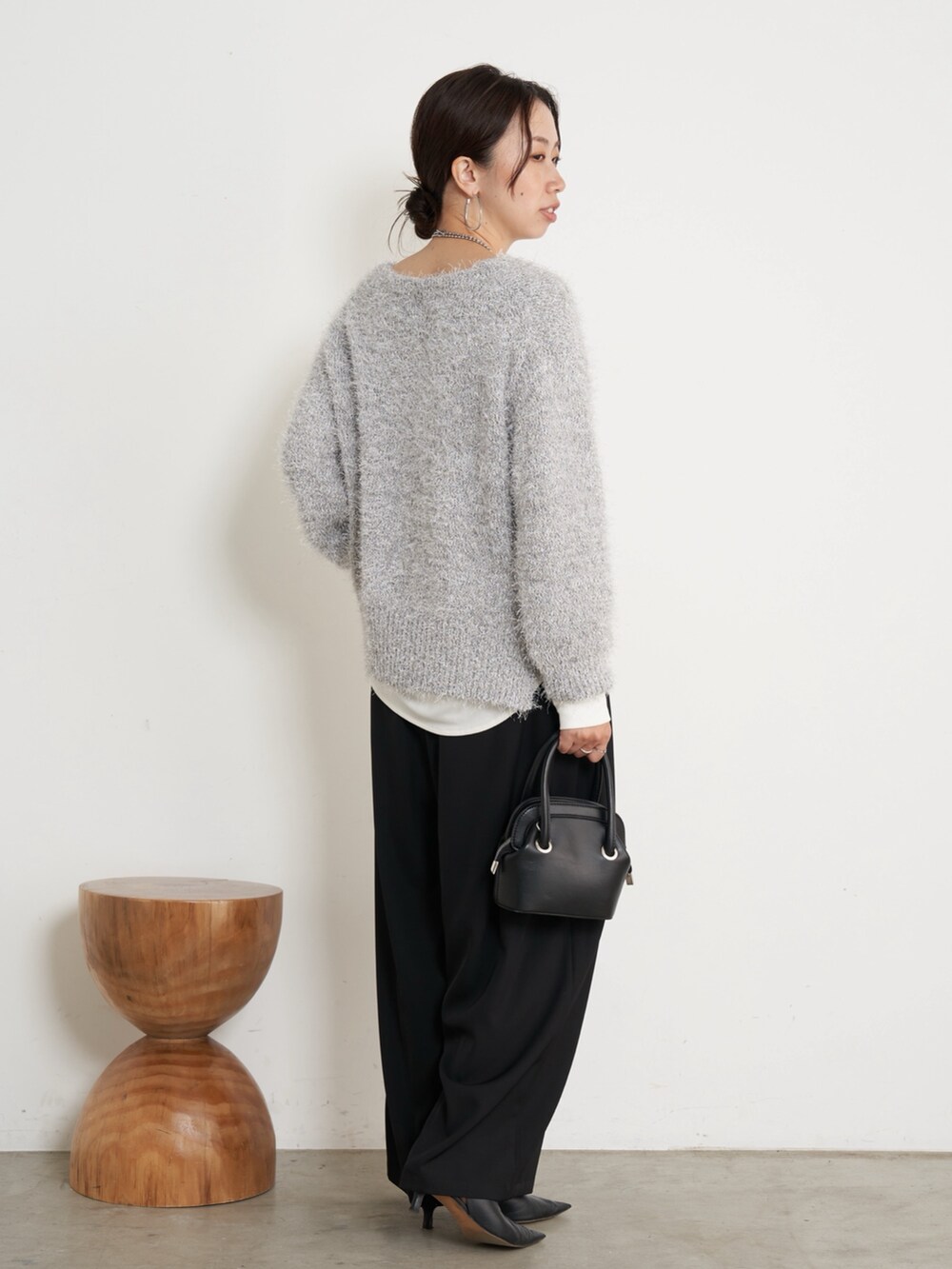 ブラック系のその他パンツ、グレー系のニット/セーター、ホワイト系のシャツ/ブラウスを着用したレディースの秋コーディネートの2枚目の写真