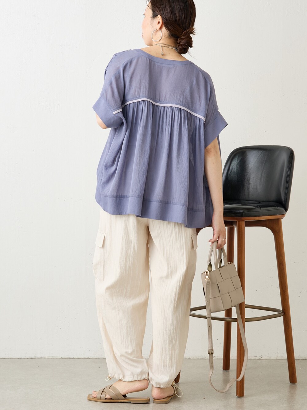 ホワイト系のその他パンツ、ベージュ系のサンダル、ホワイト系のキャミソールを着用したレディースの夏コーディネートの2枚目の写真