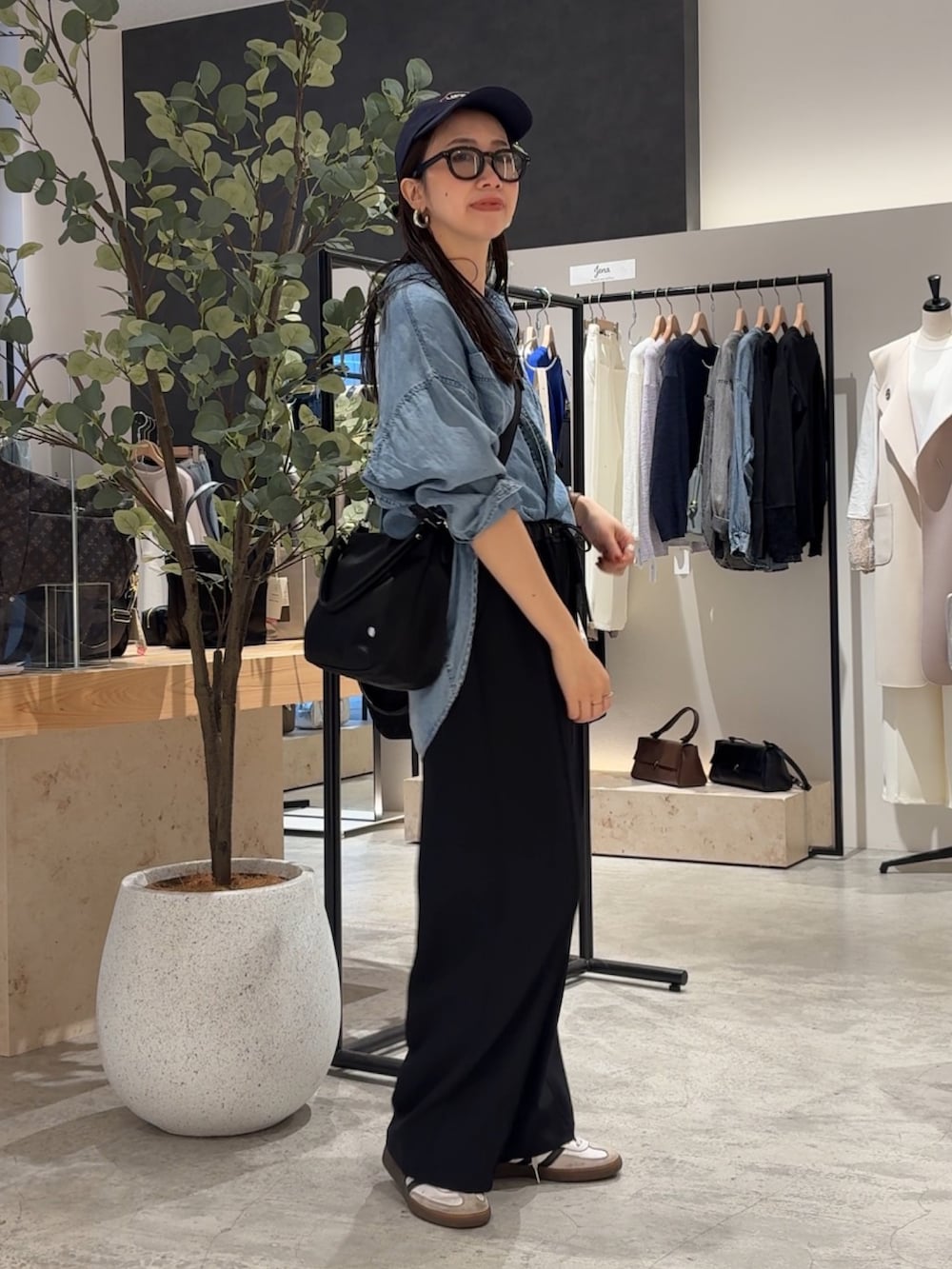 ブルー系のシャツ/ブラウス、ブラック系のその他パンツを着用したレディースの春コーディネートの2枚目の写真