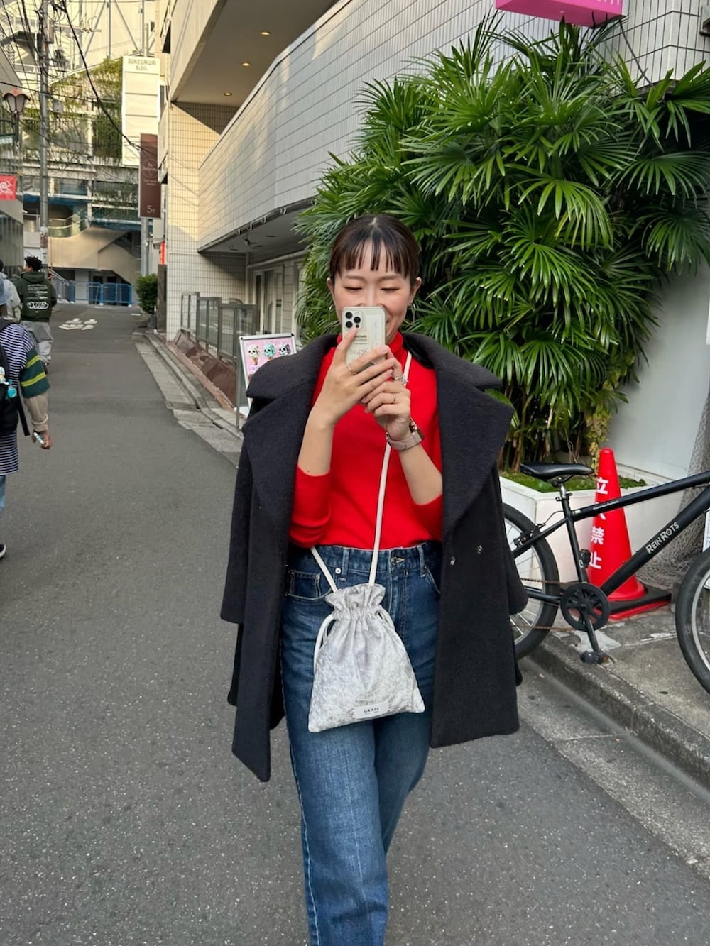 グレー系のその他アウター、ブルー系のデニムパンツを着用したレディースの秋コーディネートの4枚目の写真