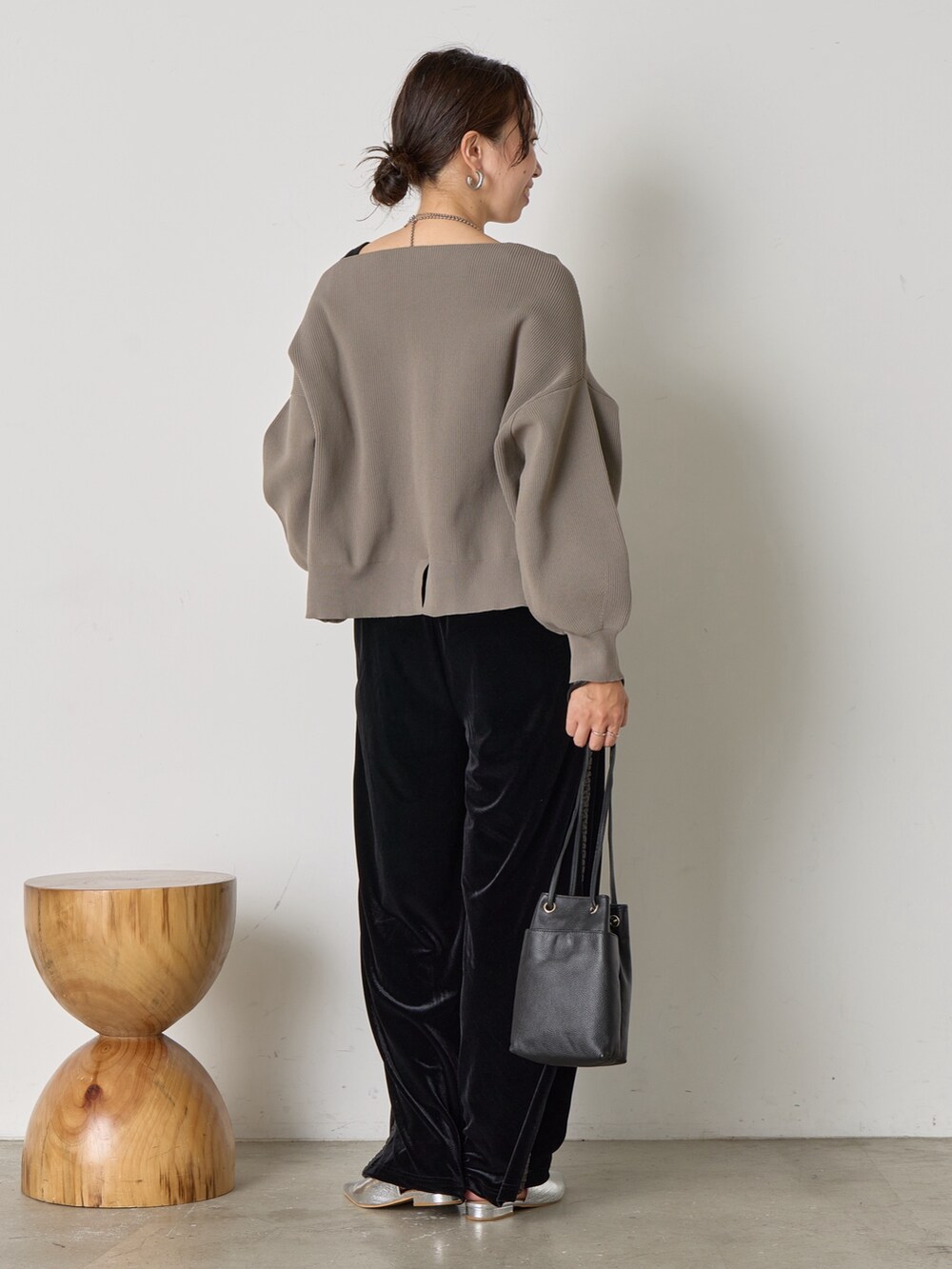 ブラウン系のニット/セーター、ブラック系のその他パンツ、ブラック系のトートバッグを着用したレディースの秋コーディネートの3枚目の写真