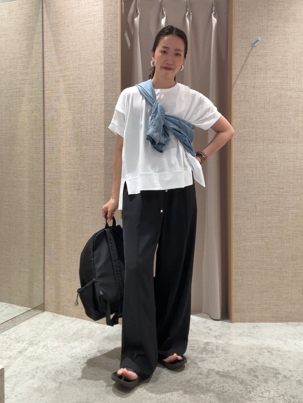 ブラック系のその他パンツ、ホワイト系のTシャツ/カットソー、ブルー系のシャツ/ブラウスを着用したレディースの夏コーディネートの3枚目の写真