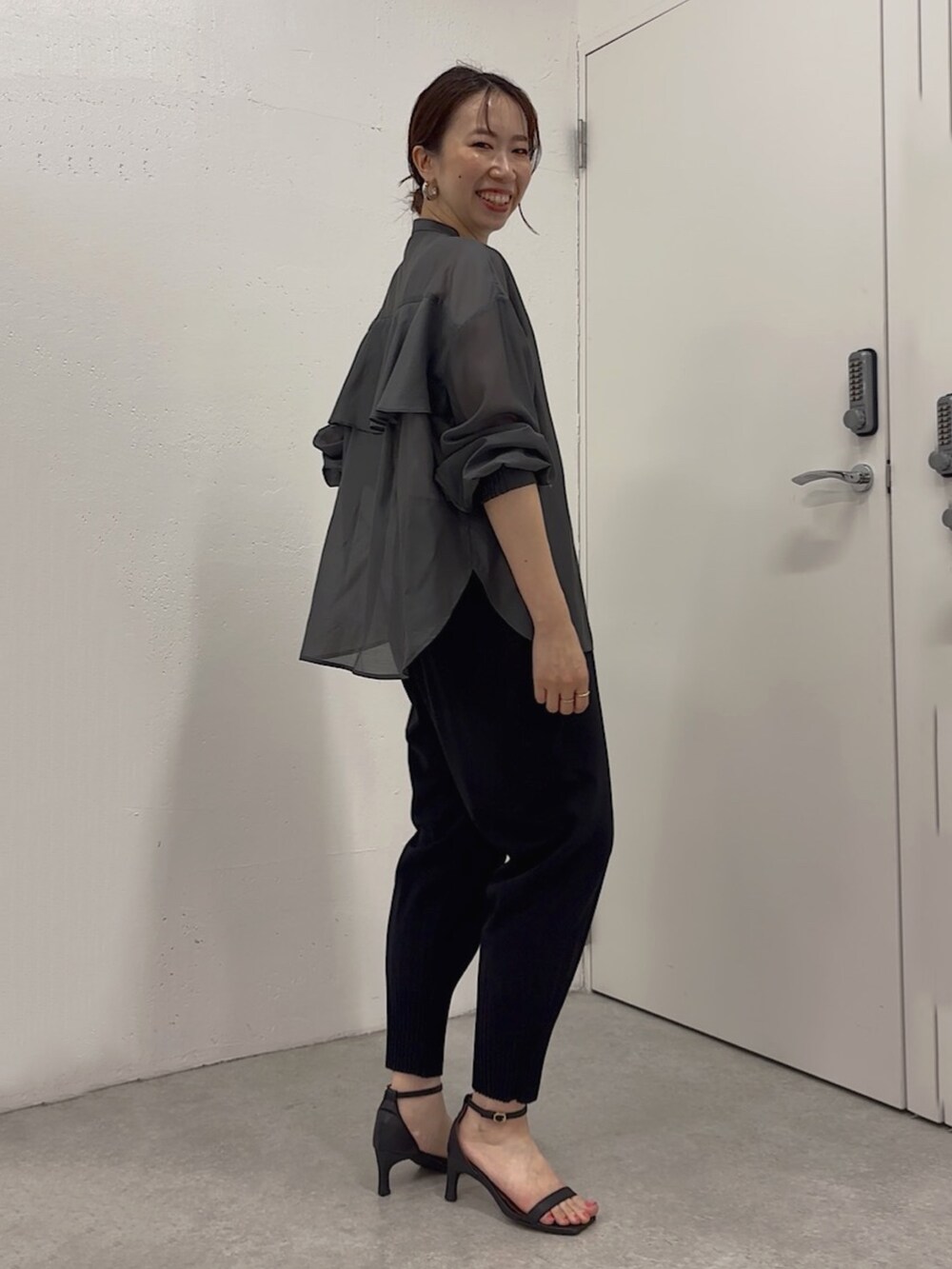 ブラック系のその他パンツ、グレー系のシャツ/ブラウス、ホワイト系のキャミソールを着用したレディースの春コーディネートの2枚目の写真