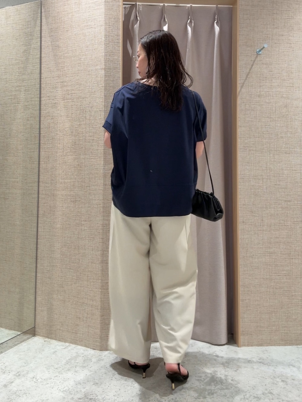 ホワイト系のその他パンツ、ブルー系のTシャツ/カットソーを着用したレディースの春コーディネートの2枚目の写真