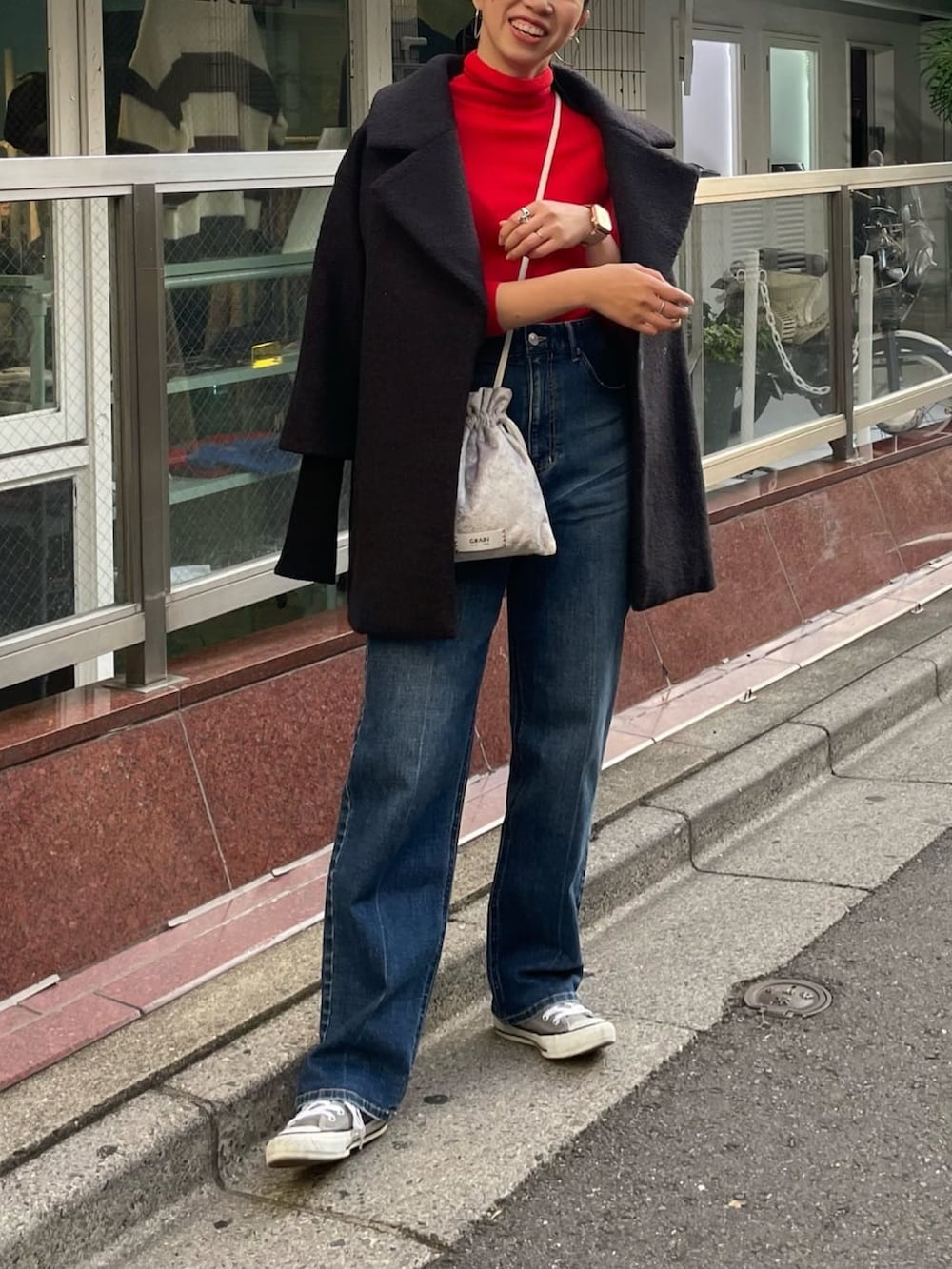 グレー系のその他アウター、ブルー系のデニムパンツを着用したレディースの秋コーディネートの3枚目の写真