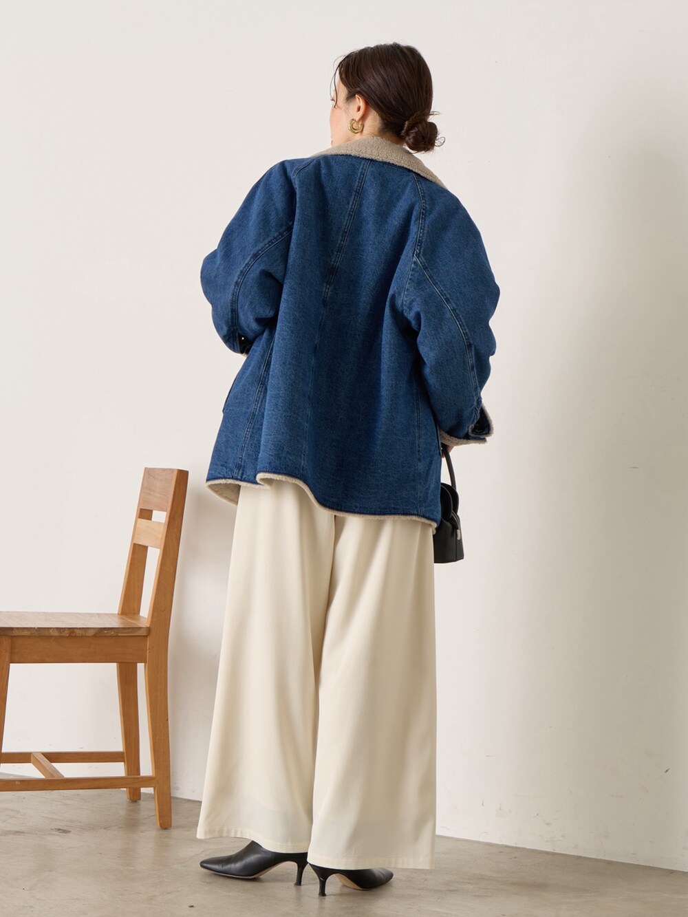 ブラック系のその他パンツ、ブルー系のその他アウター、ブラウン系のバンダナ/スカーフを着用したレディースの秋コーディネートの2枚目の写真