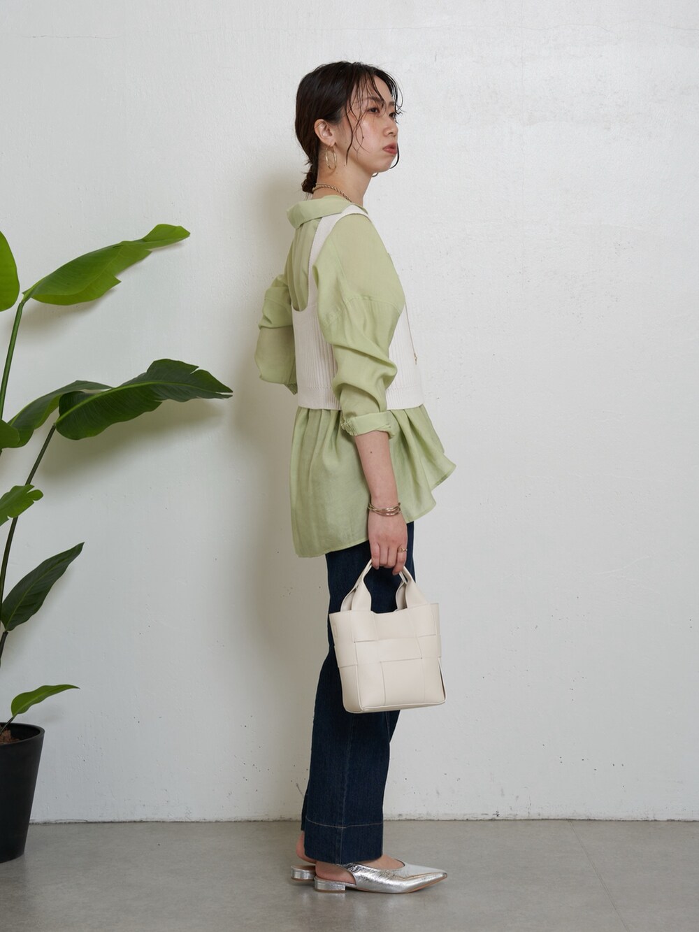 グリーン系のシャツ/ブラウス、ブルー系のデニムパンツ、ブルー系のデニムパンツを着用したレディースの春コーディネートの2枚目の写真