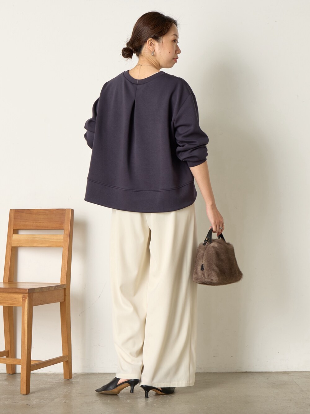 ブルー系のTシャツ/カットソー、ホワイト系のその他パンツ、グレー系のトートバッグを着用したレディースの秋コーディネートの3枚目の写真