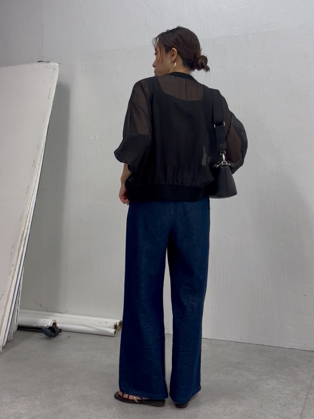 ブラック系のカーディガン/ボレロ、ブラック系のサンダル、ブラック系のショルダーバッグを着用したレディースの夏コーディネートの3枚目の写真