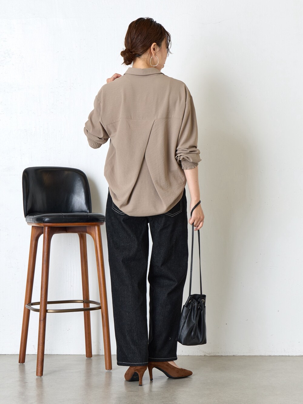 ベージュ系のシャツ/ブラウス、ブラック系のデニムパンツ、ブラック系のトートバッグを着用したレディースの秋コーディネートの3枚目の写真