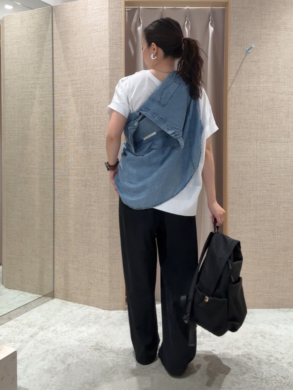 ブラック系のその他パンツ、ホワイト系のTシャツ/カットソー、ブルー系のシャツ/ブラウスを着用したレディースの夏コーディネートの2枚目の写真