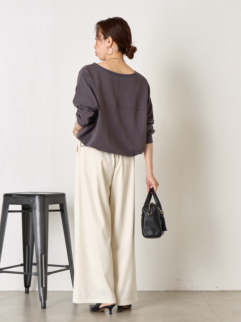 ホワイト系のその他パンツ、ブラック系のショルダーバッグ、ブラック系のベルトを着用したレディースの夏コーディネートの2枚目の写真