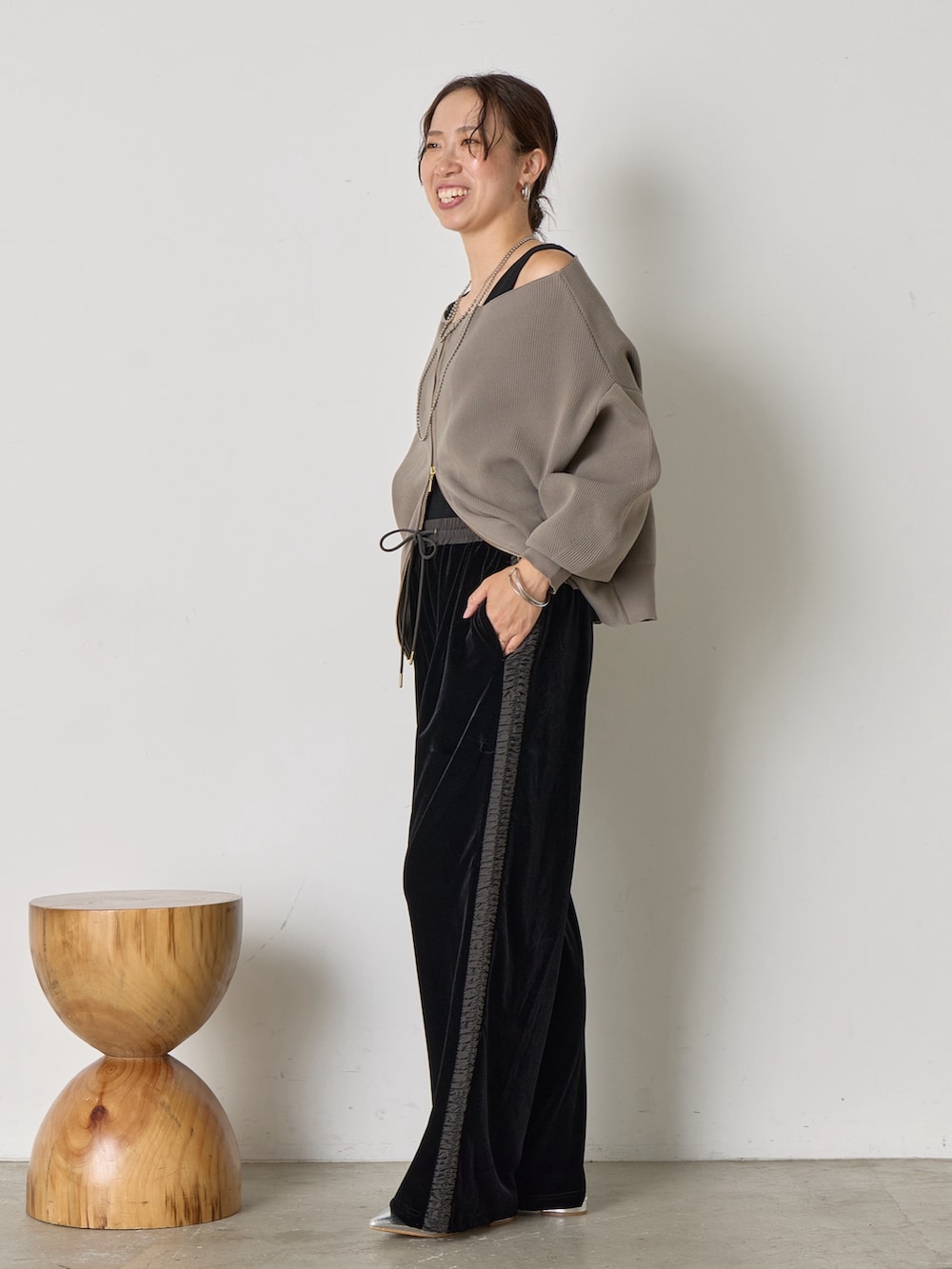 ブラウン系のニット/セーター、ブラック系のその他パンツ、ブラック系のトートバッグを着用したレディースの秋コーディネートの2枚目の写真