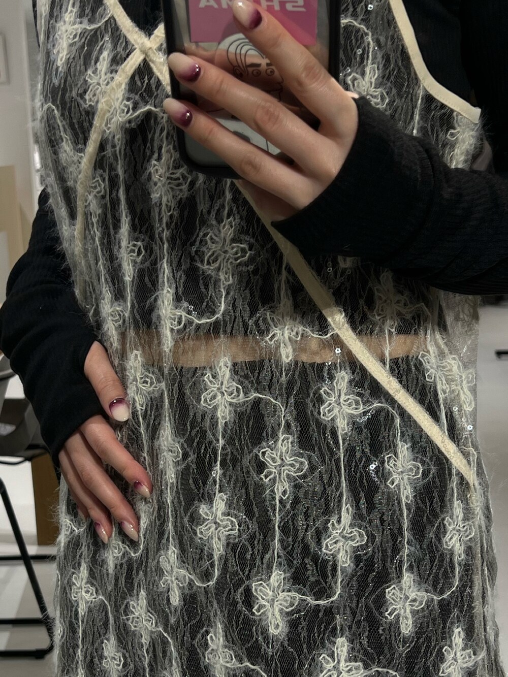 ブラック系のカーディガン/ボレロ、ホワイト系のキャミソール、ブラック系のその他パンツを着用したレディースの春コーディネートの5枚目の写真