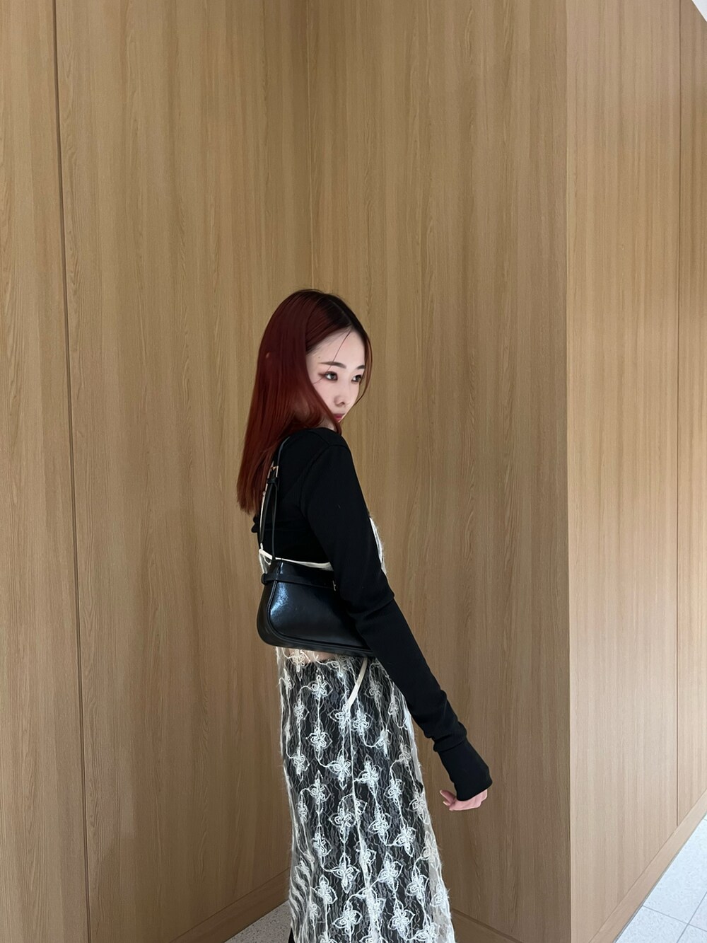 ブラック系のカーディガン/ボレロ、ホワイト系のキャミソール、ブラック系のその他パンツを着用したレディースの春コーディネートの3枚目の写真