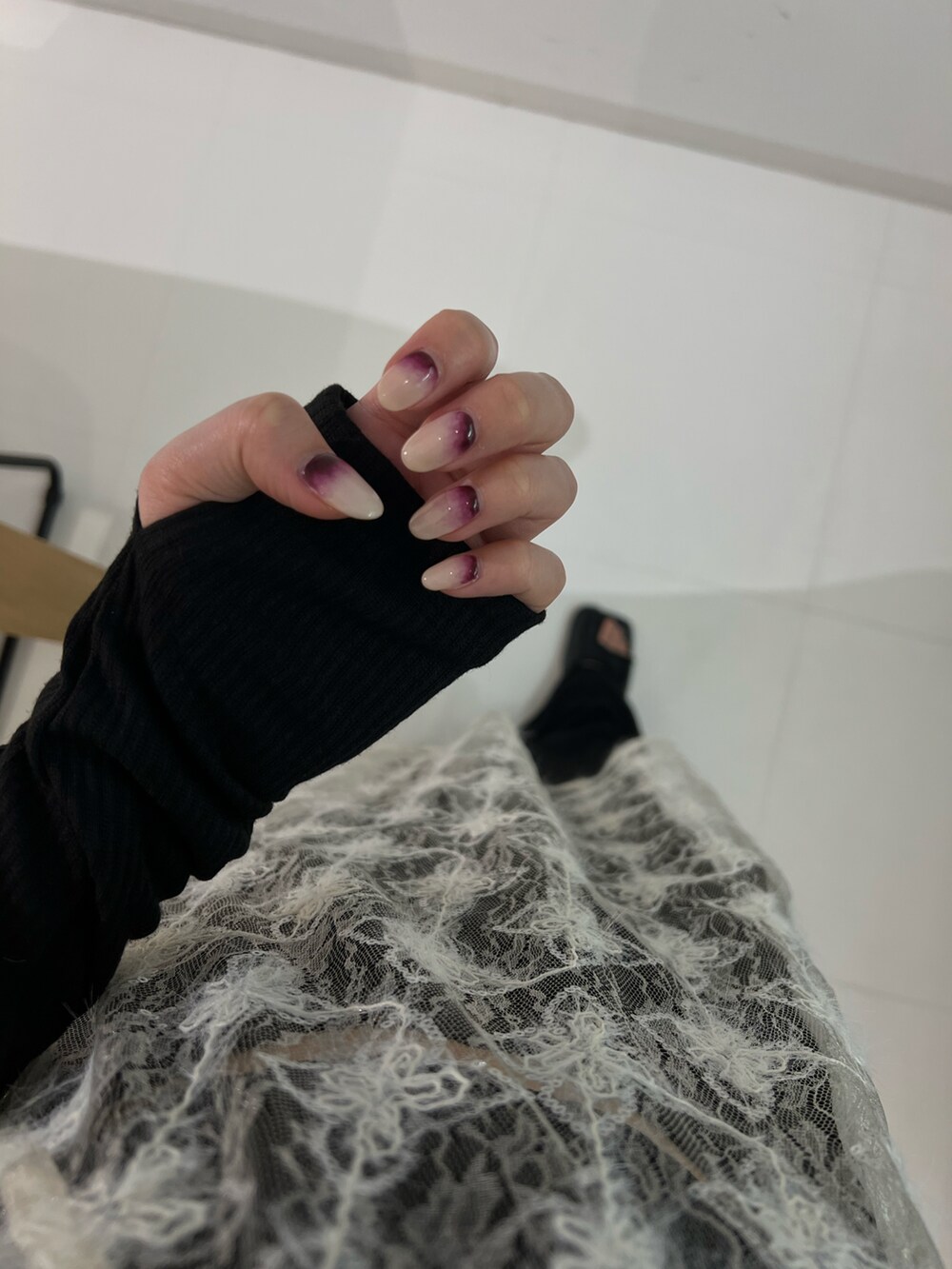 ブラック系のカーディガン/ボレロ、ホワイト系のキャミソール、ブラック系のその他パンツを着用したレディースの春コーディネートの4枚目の写真