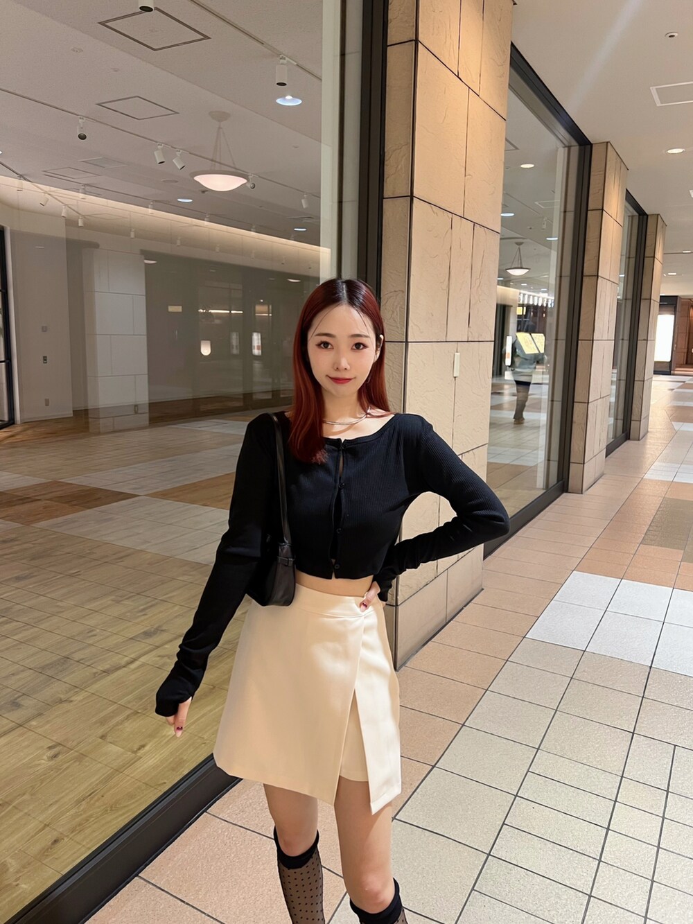 ブラック系のカーディガン/ボレロ、ホワイト系のスカートを着用したレディースの春コーディネートの3枚目の写真