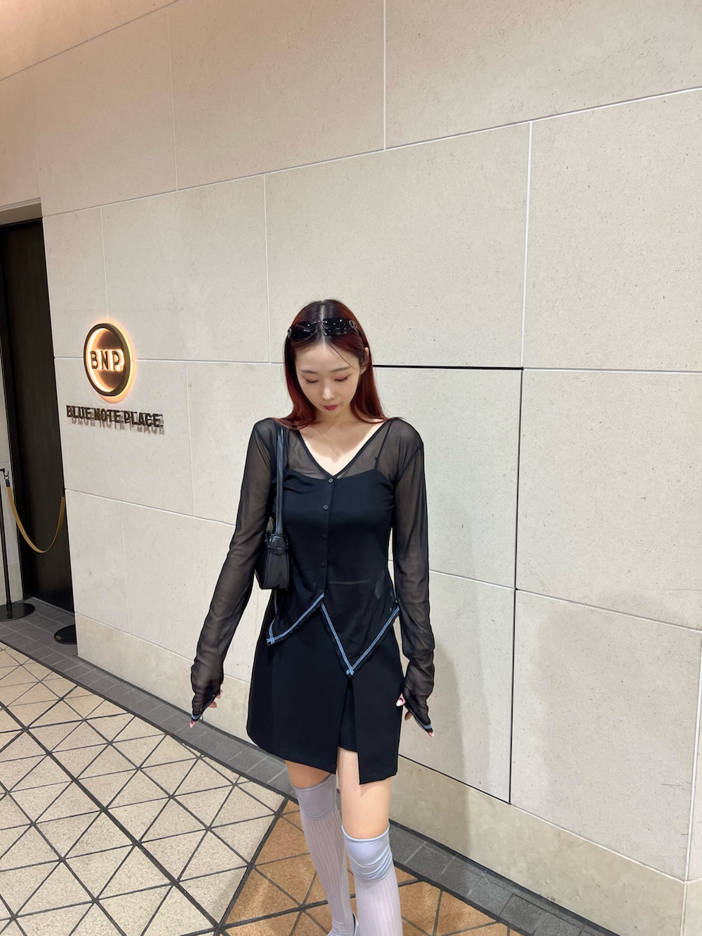 ブラック系のTシャツ/カットソー、ブラック系のスカートを着用したレディースの春コーディネートの2枚目の写真