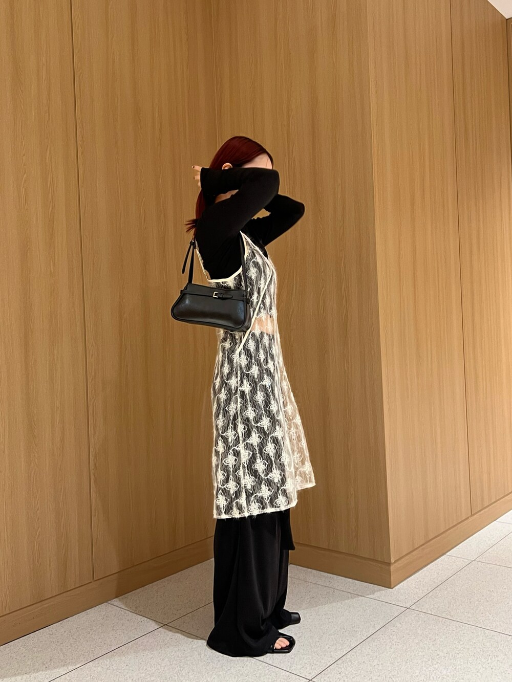 ブラック系のカーディガン/ボレロ、ホワイト系のキャミソール、ブラック系のその他パンツを着用したレディースの春コーディネートの2枚目の写真