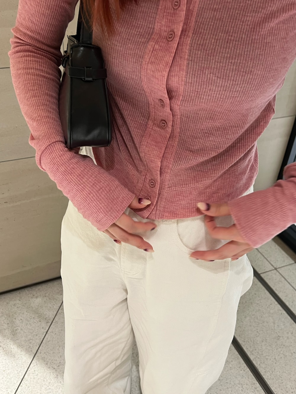 ピンク系のカーディガン/ボレロ、ホワイト系のチノパンツを着用したレディースの春コーディネートの3枚目の写真