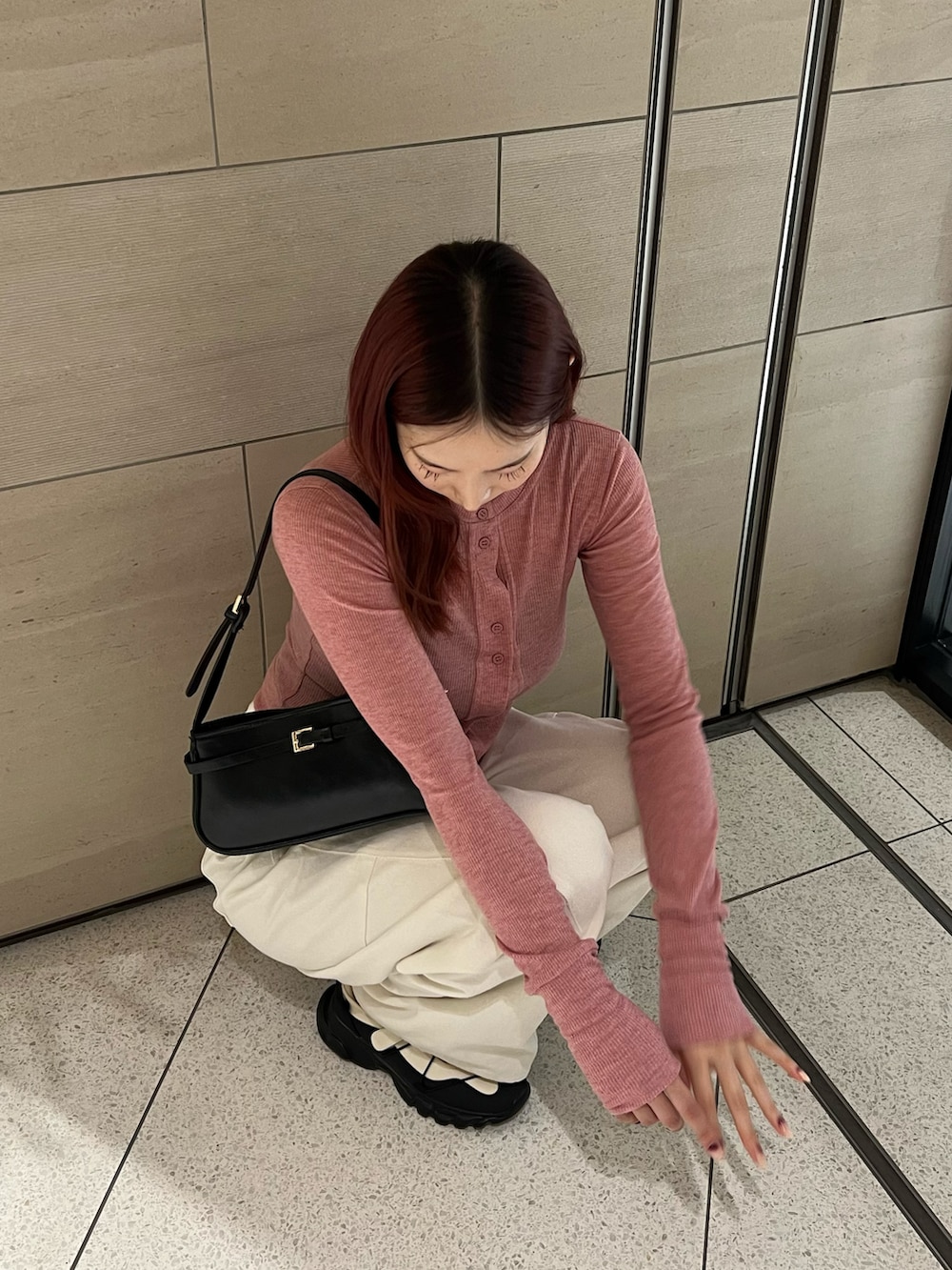 ピンク系のカーディガン/ボレロ、ホワイト系のチノパンツを着用したレディースの春コーディネートの2枚目の写真